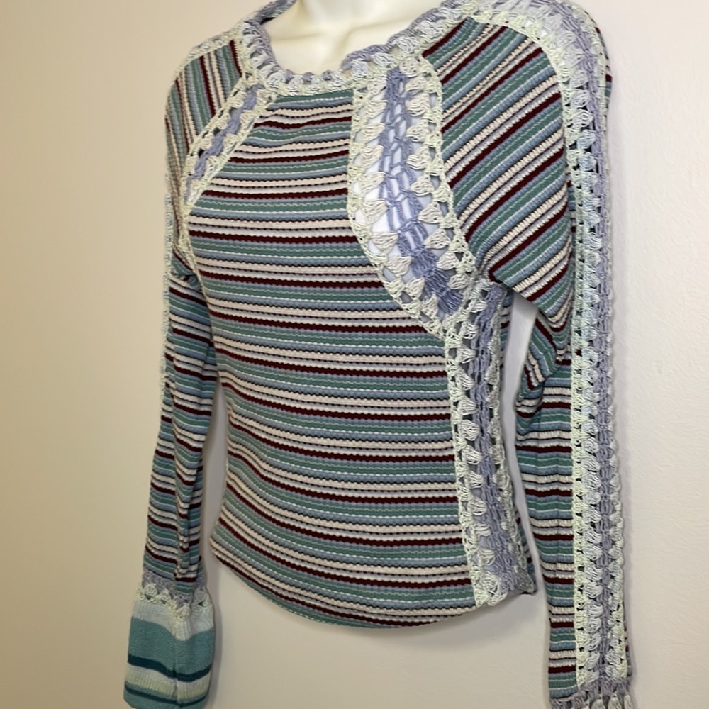 Free People adorable semi-crop top with crochet trim Sz XS